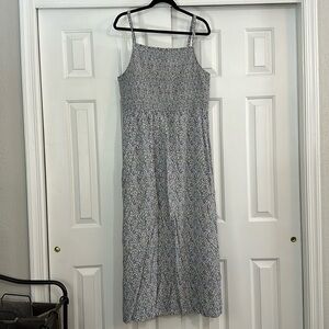 Maxi dress, small floral pattern. Smocked top and adjustable straps